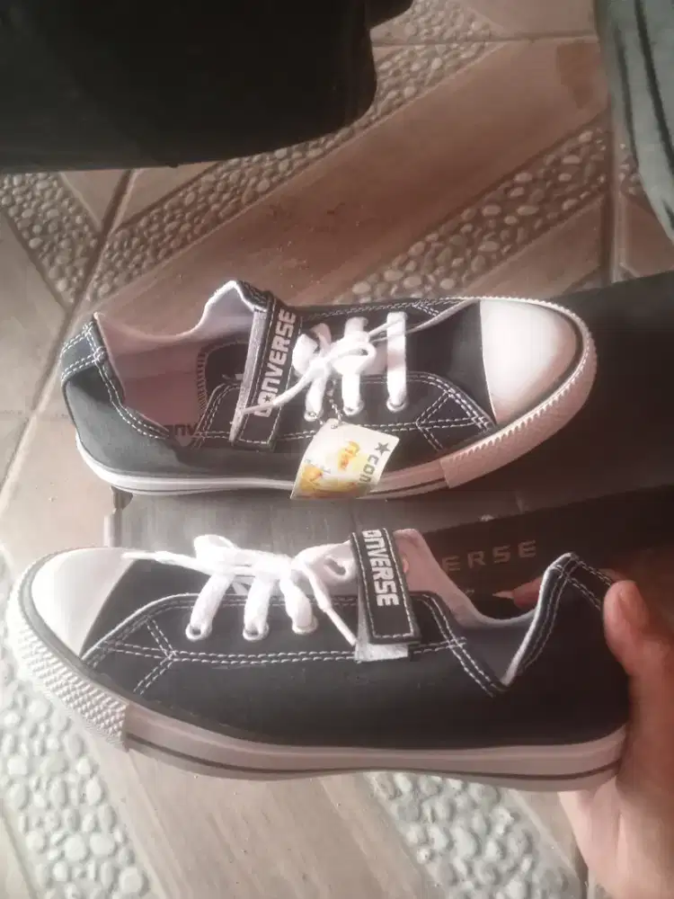Sepatu sekolah anak