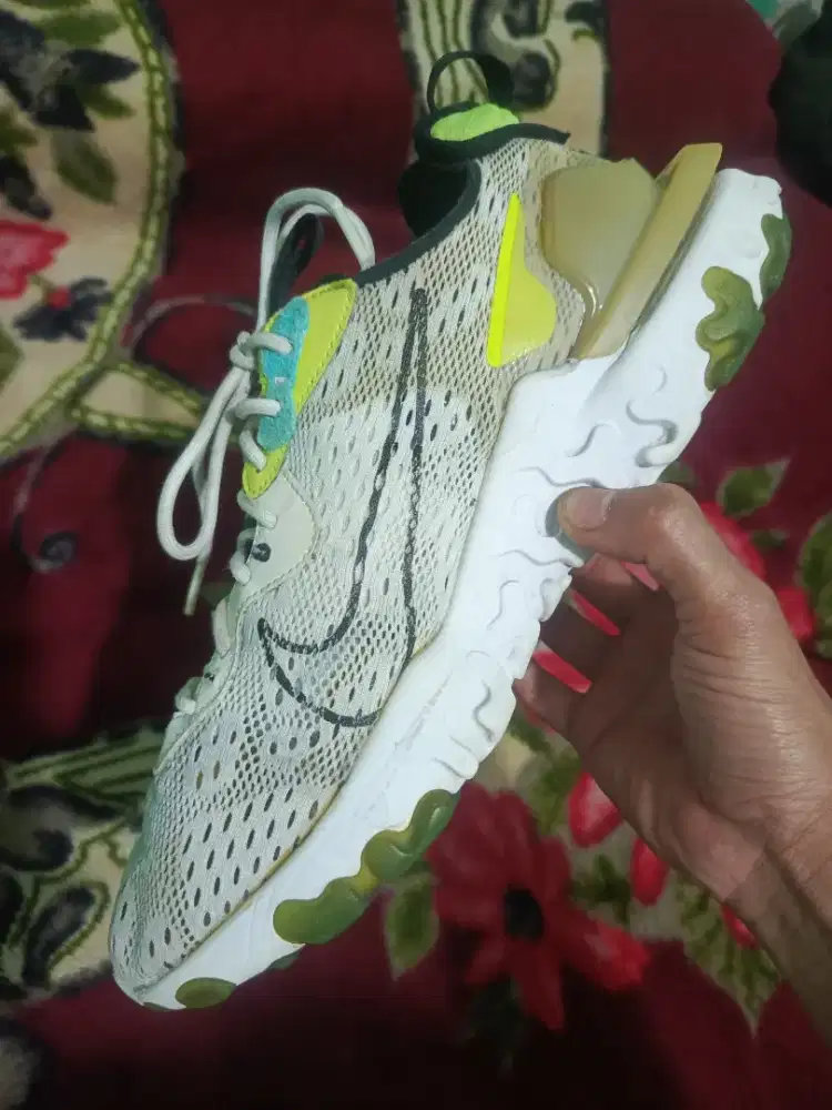 Sepatu Running Nike React WORLDWIDE