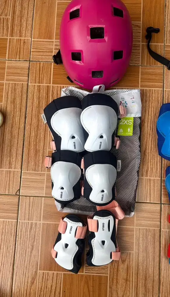 OXELO Kids Helmet + 3-Piece Protective Gear Set Pink (2XS)
