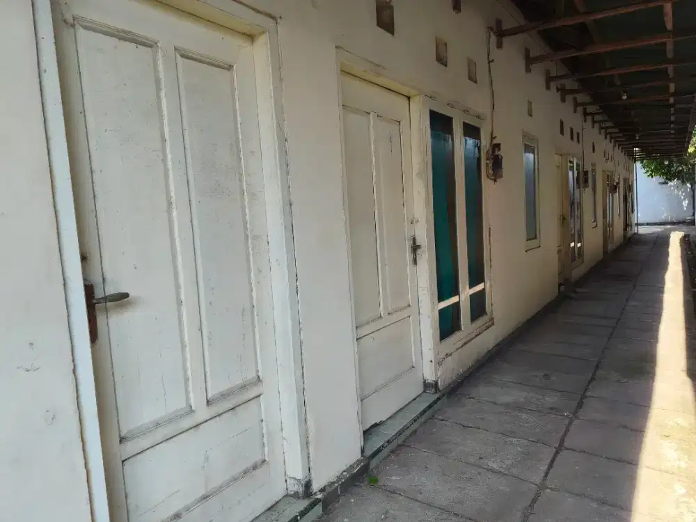 Di jual kos aktif 5 pintu, kamar mandi dalam tiap kamar