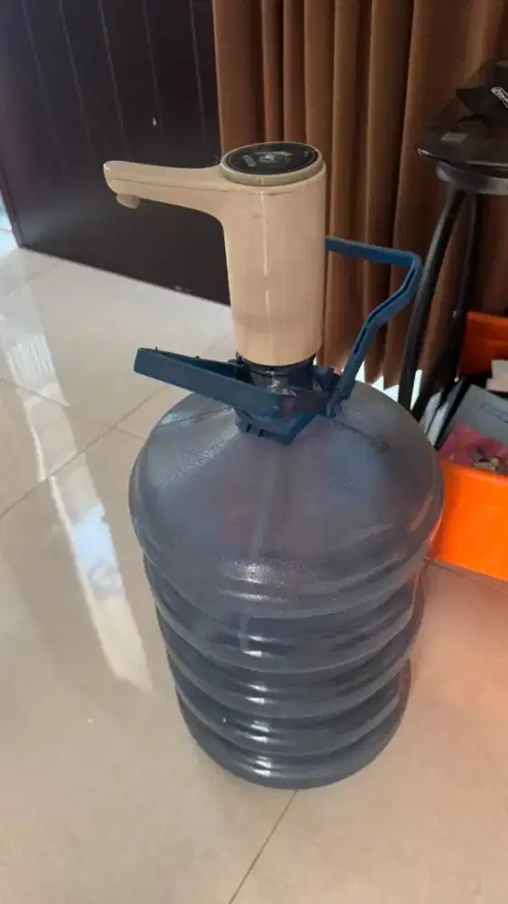 Galon dan alat dispenser anak kos
