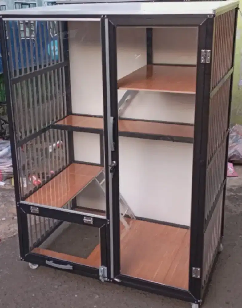 Dijual kandang kucing 3 tingkat, kondisi seperti baru.