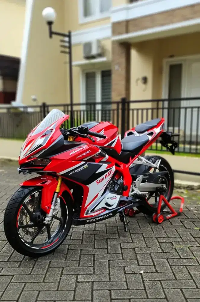 Honda CBR tahun 2019 plat H kota KM 82 perak