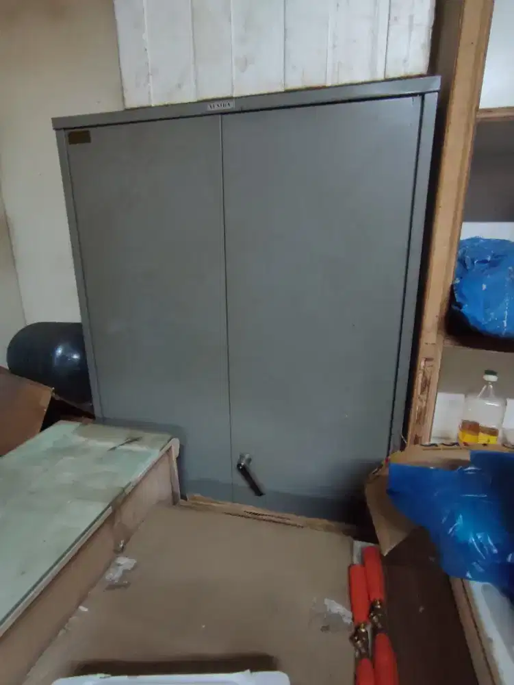 Lemari kabinet besi 2 pintu