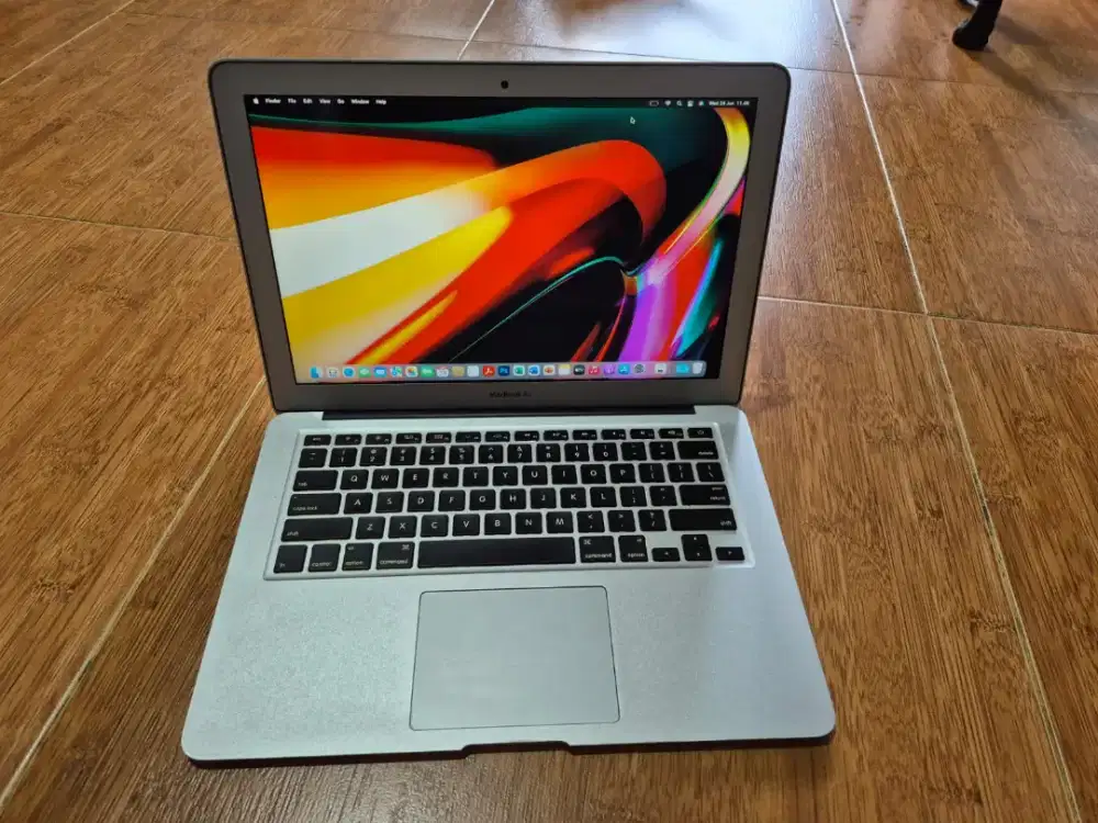 Apple Macbook Air 13 inchi 2015
(Core i7)