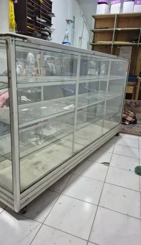 Etalase Kaca 2 Meter Bekas, Sekat 4 Tingkat Roda Mulus
