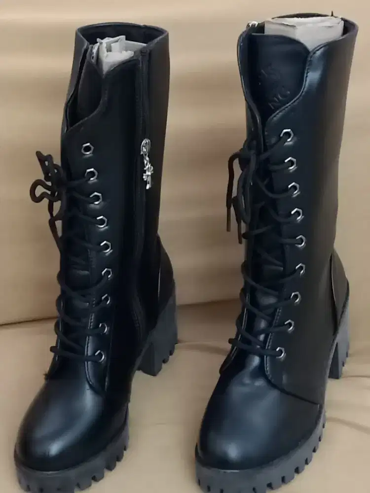 Sepatu booth wanita