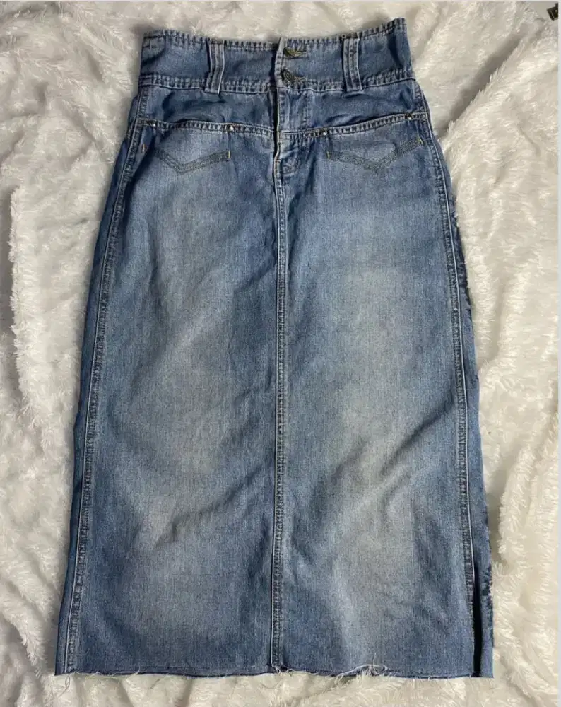 ROK JEANS UNTUK CEWEK PENDEK