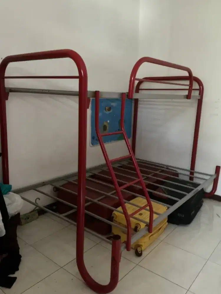 Tempat tidur tingkat besi merk bunkbed