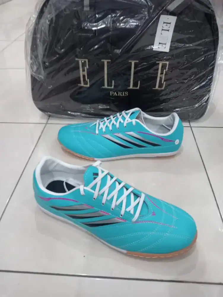 Sepatu futsal ukuran besar