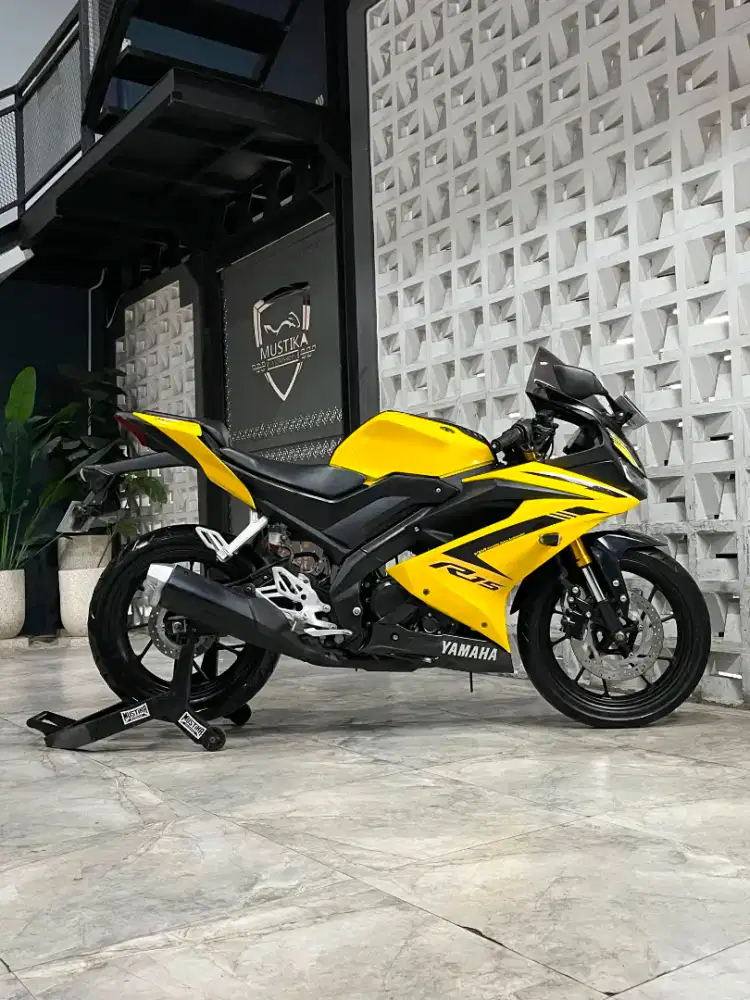 YAMAHA R15 V3 2019 - Chintia Mustika
