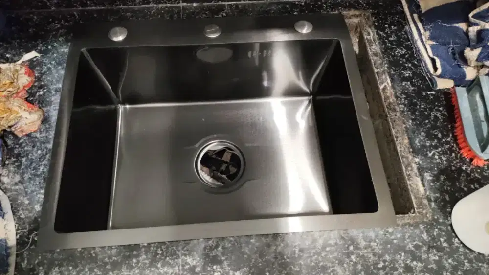 Wastafel hitam baru belum pernah dipakai