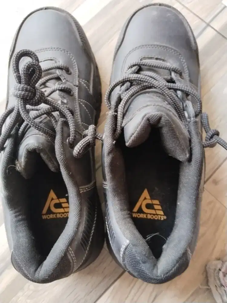 Sepatu safety merek work boots
