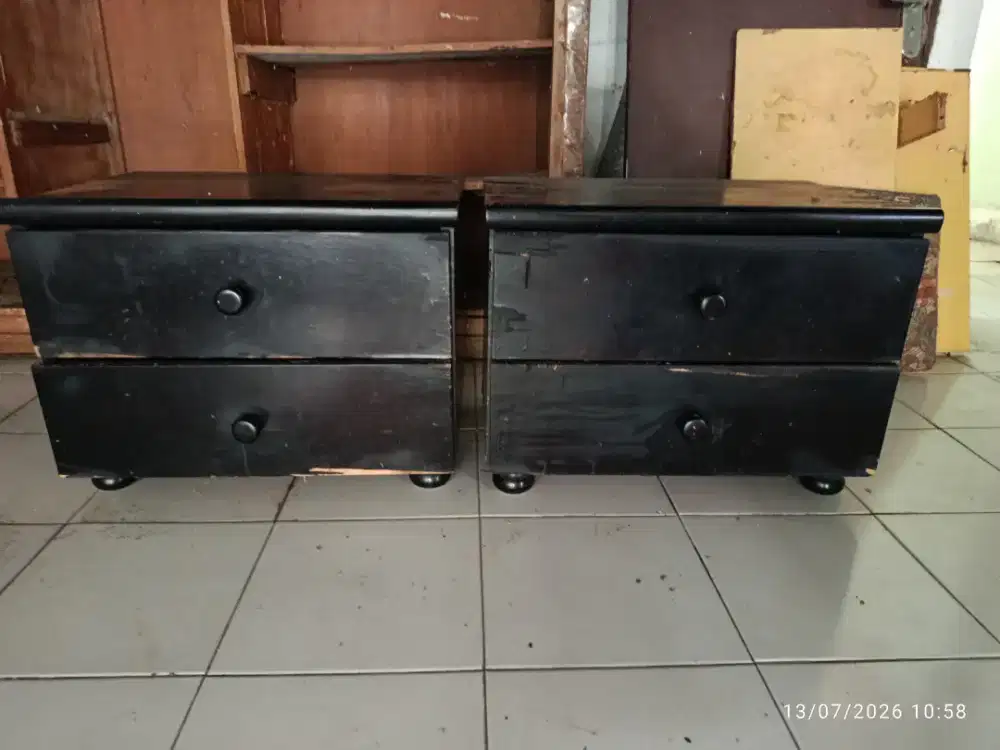 Sepasang kabinet kayu hitam dua laci