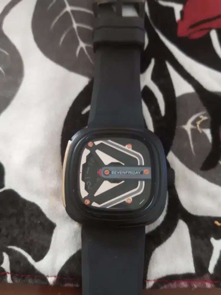 Jam tangan seven Friday