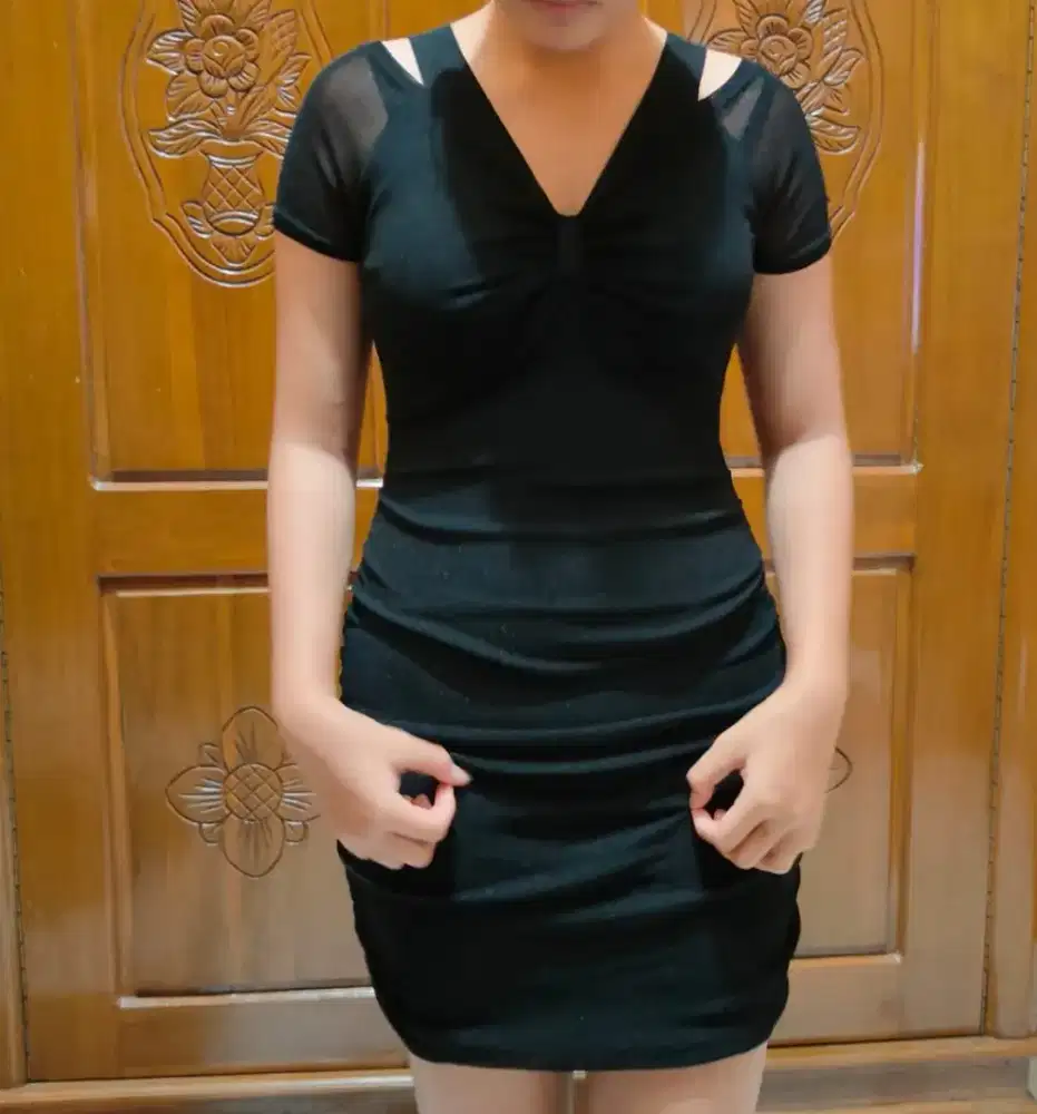 Dress hitam pres body