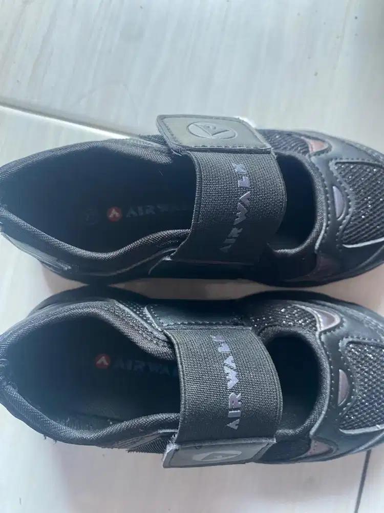 Sepatu anak perempuan