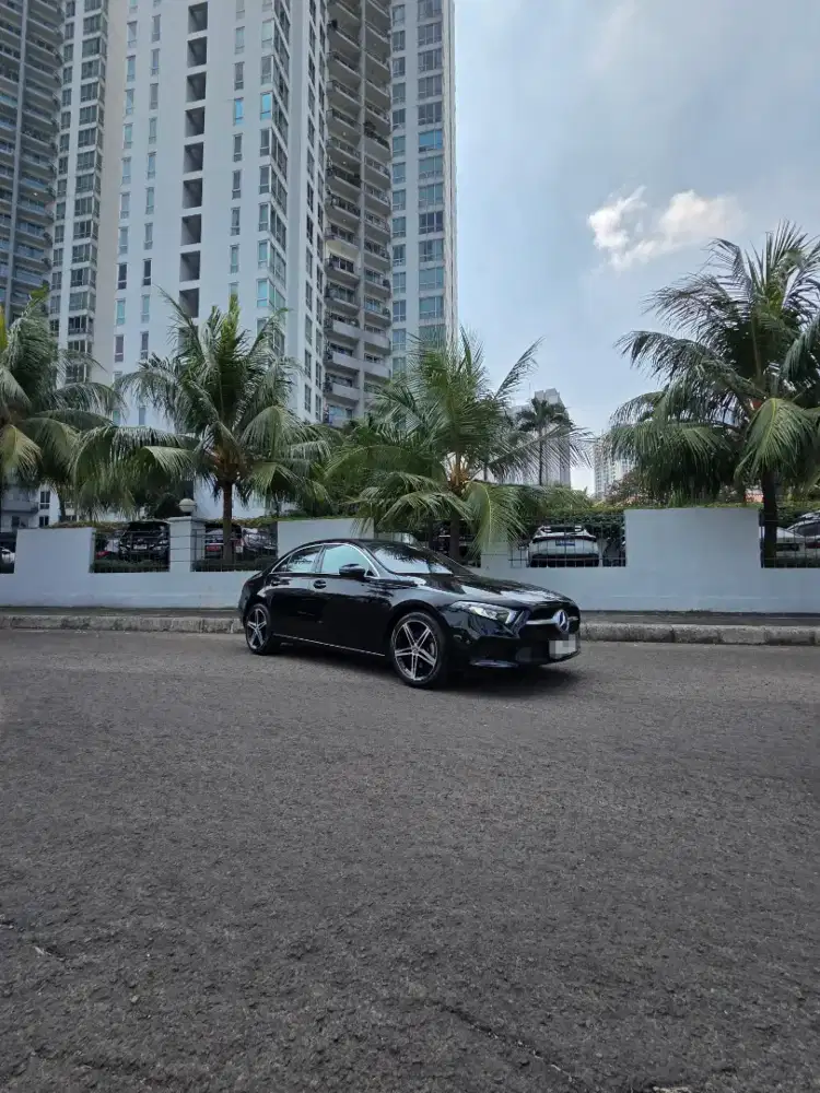 Mercedes-Benz A200 Sedan Hitam (Dijual oleh Pemilik Langsung)
