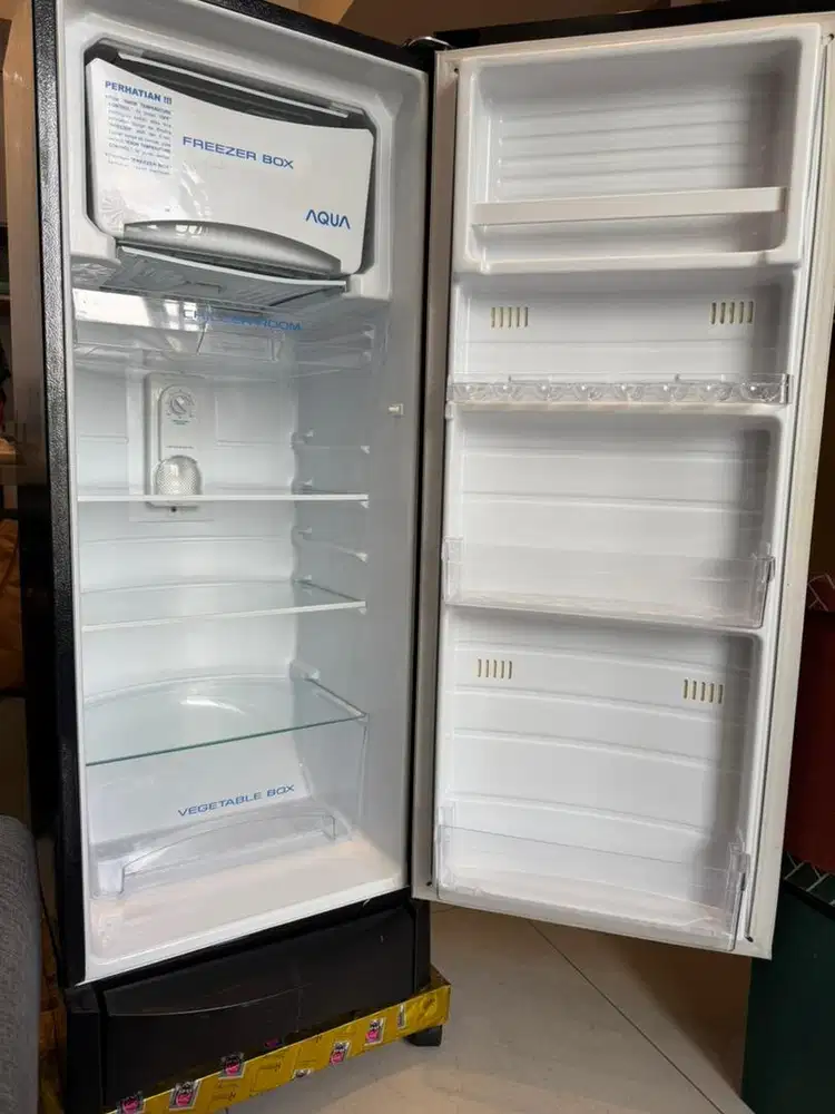 Kulkas bekas like new 1 pintu aqua aqr d190
