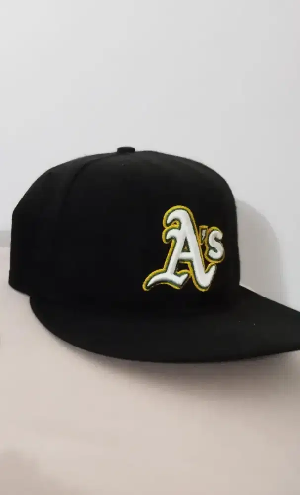 Topi New Era hitam