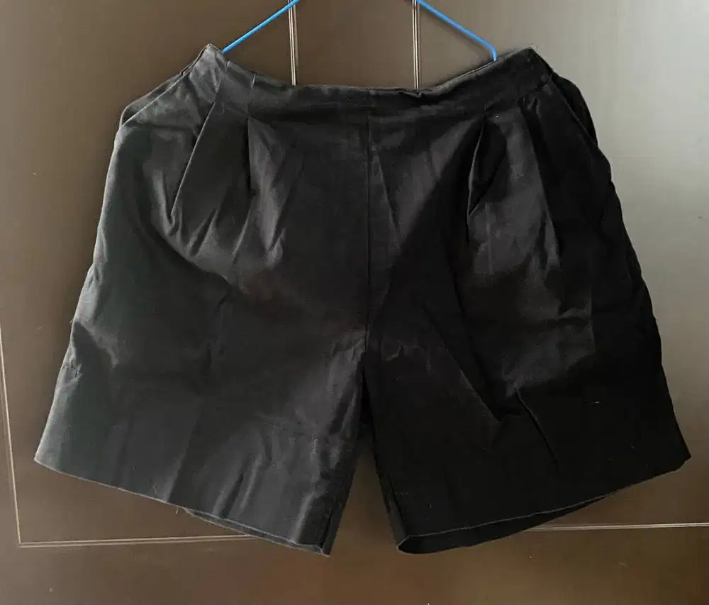 SHORT/ CELANA PENDEK – HITAM - VICINI – PRELOVED