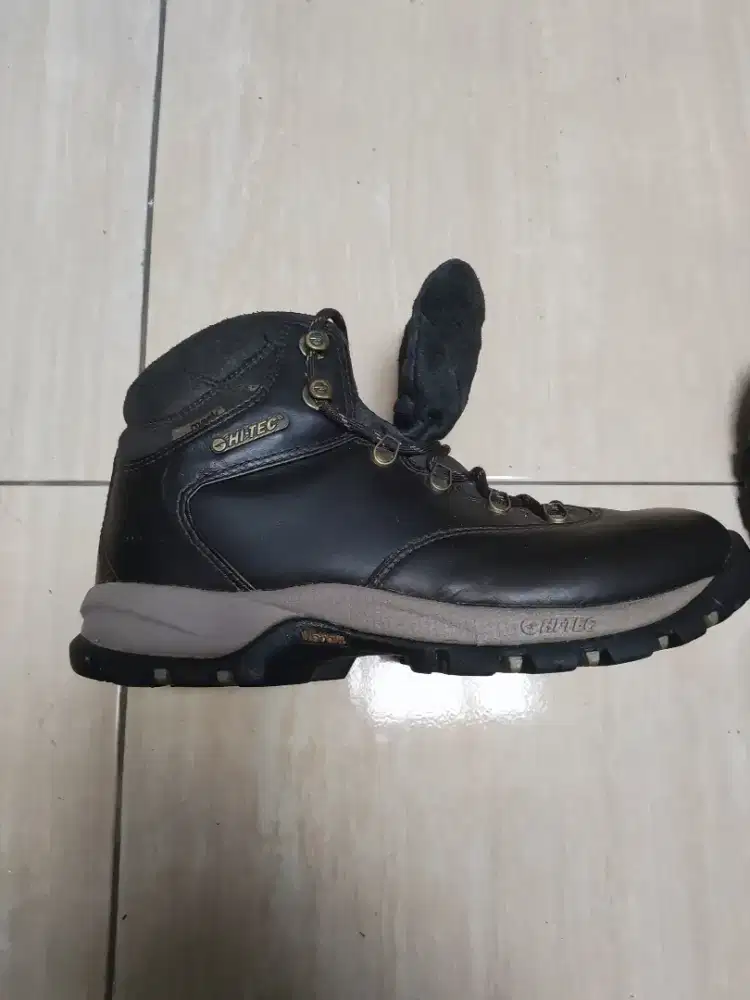 Sepatu hiking ato sntai