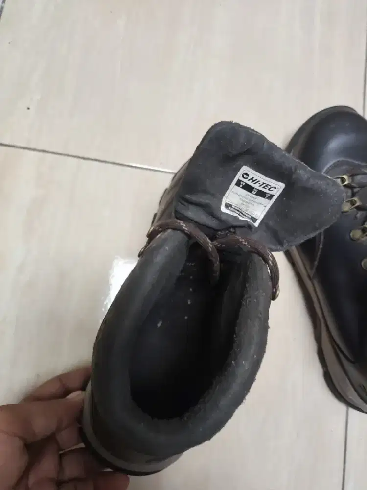 Sepatu semi bot. Hiking dan santai