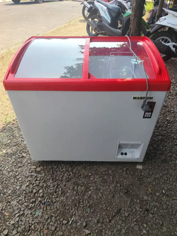 Frezer maspion kaca 200 liter mulus, plastik masih nempel d frezer