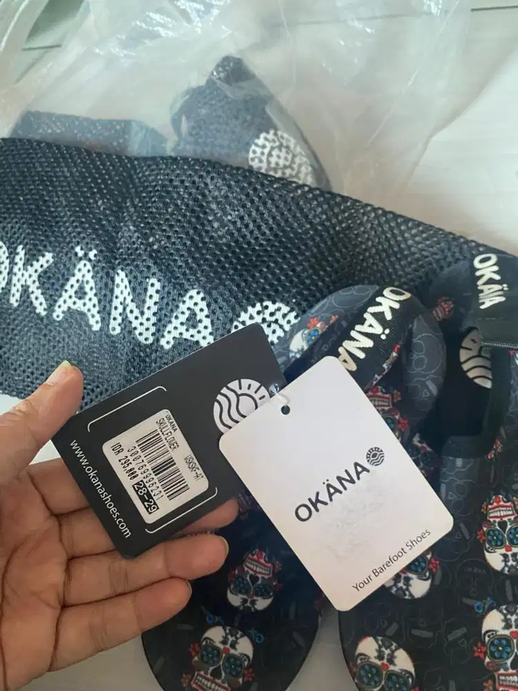 Sepatu pantai okana