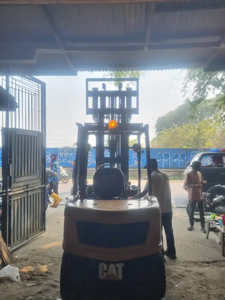 Forklift CAT 3 Ton threelift 2013