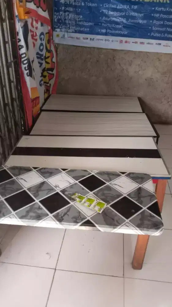 meja kayu pendek