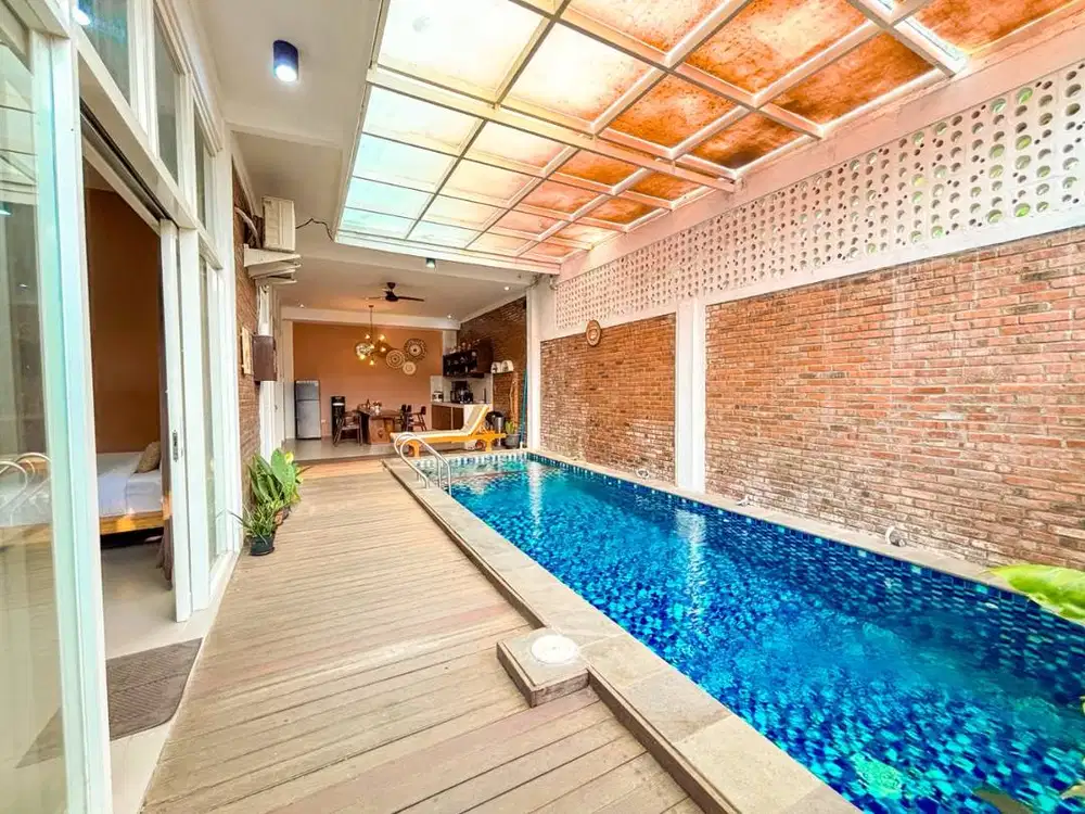 villa 6 kamar di lingkungan tenang