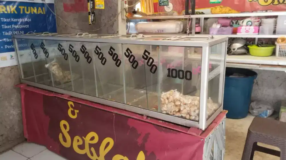 etalase kaca ber sekat