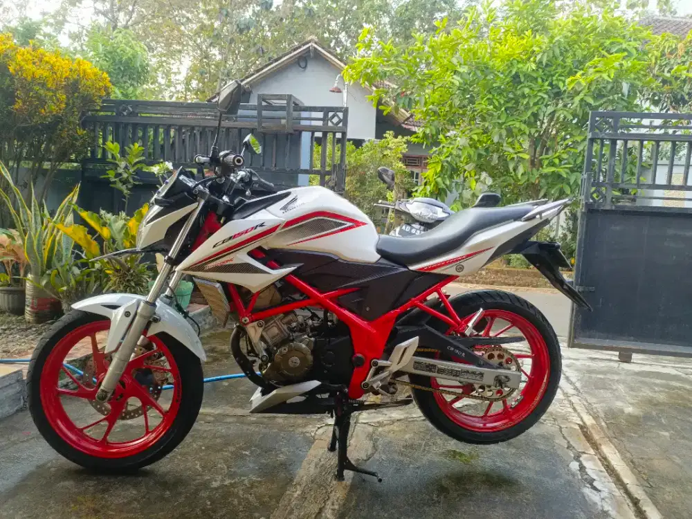 Honda cb150r 2016
