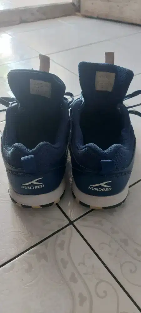 Sepatu badminton bekas .