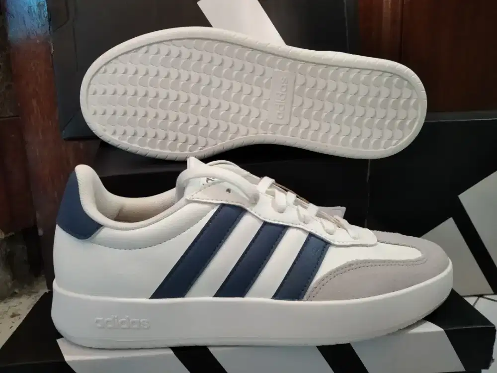 Sepatu putih Adidas bareda sizs 42 murah