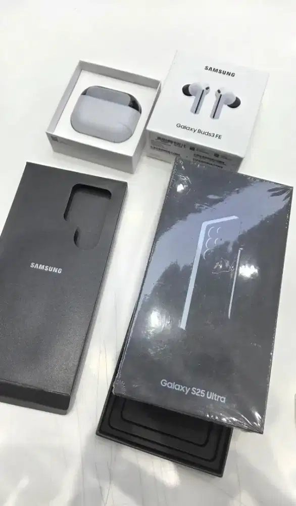 SAMSUNG GALAXY S25 ULTRA NEW!! FREE GALAXY BUDS3 FE