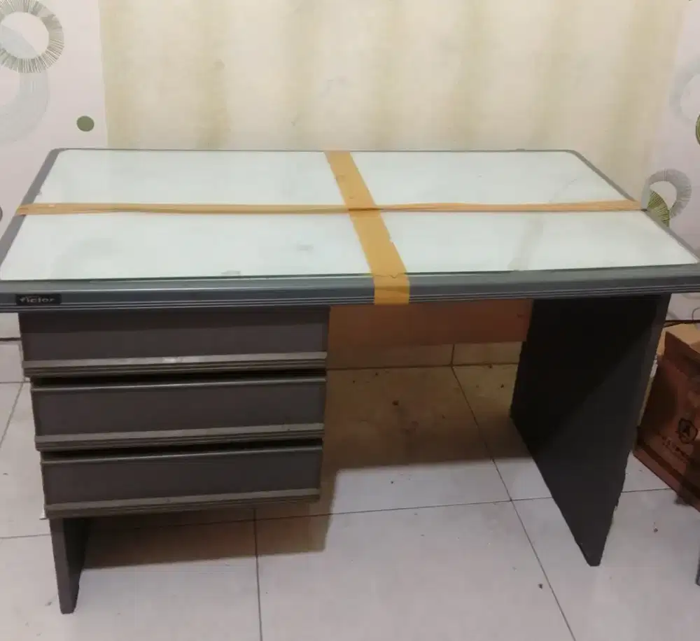 Meja kantor laci 3 tingkat