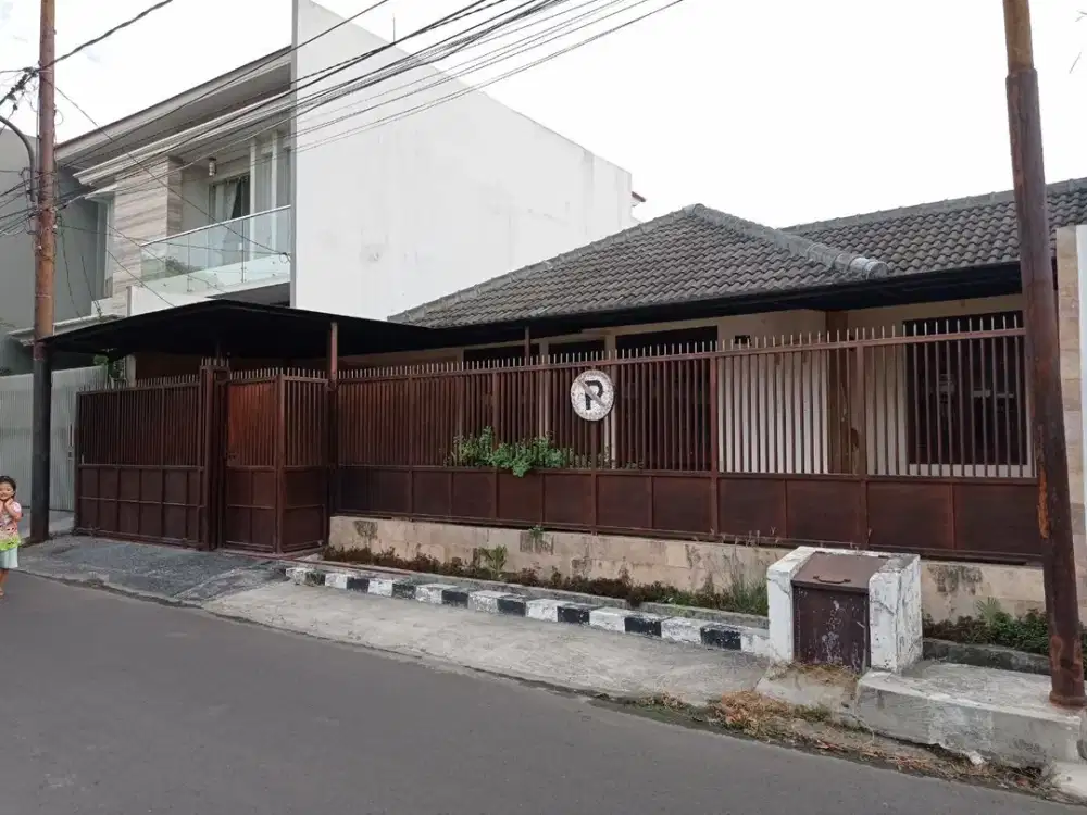 Rumah Darmo Baru Barat Dekat Madam Chang Hadap Utara Row Jalan 2 Mobil Longgar