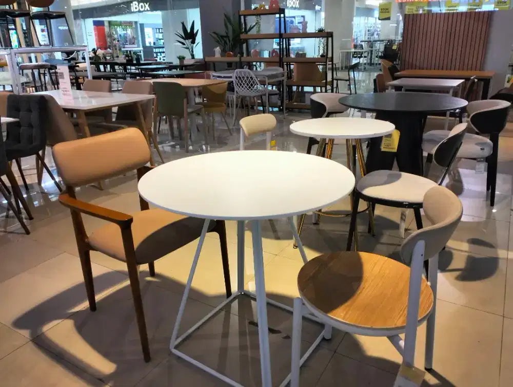 Meja dan kursi rumah atau kantor