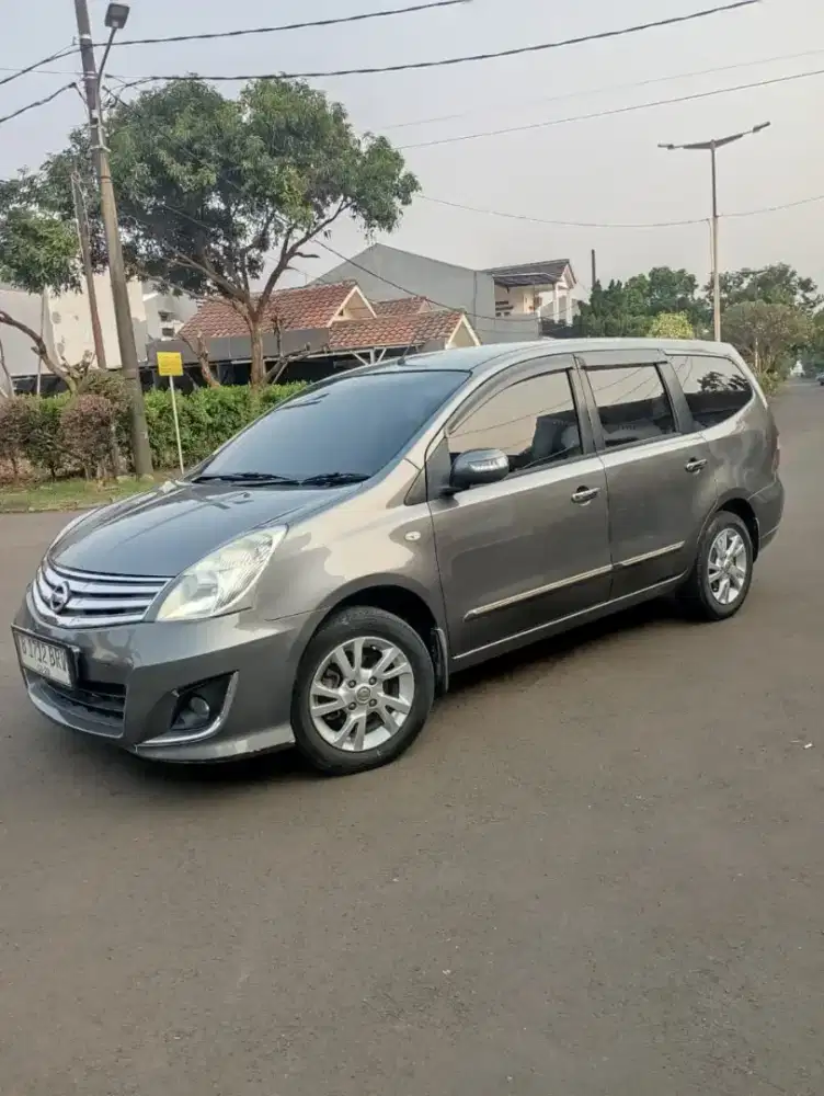 Dijual nissan grand livina ultimate matic 2013