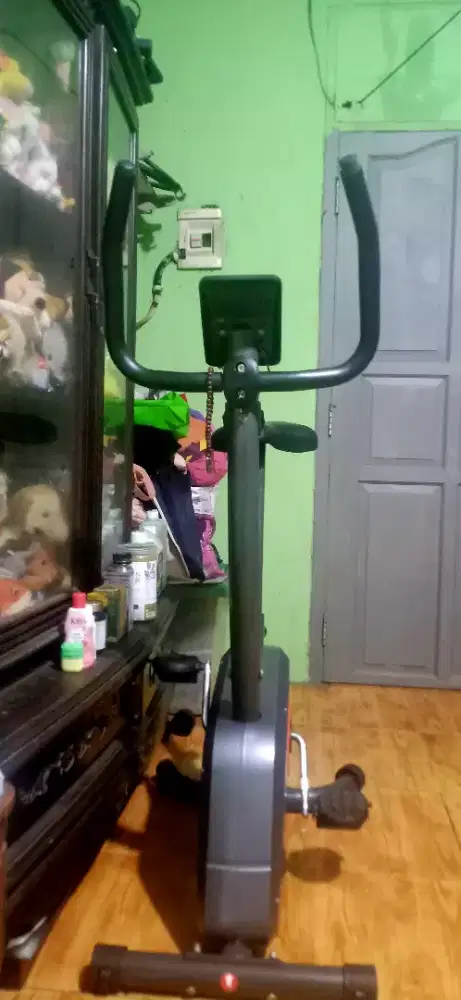 Sepeda statis gym dan olah raga