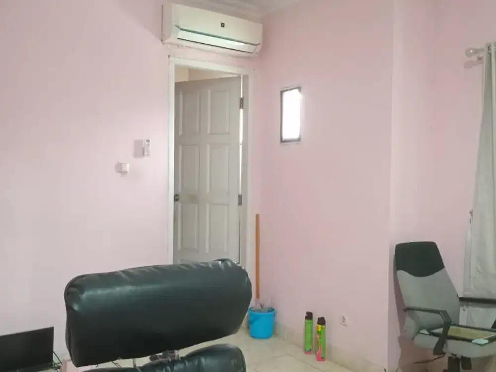 DIJUAL RUMAH BAGUS SEMI FURNISH HADAP TIMUR BANGUNAN 3 LANTAI DI DAAN MOGOT BARU