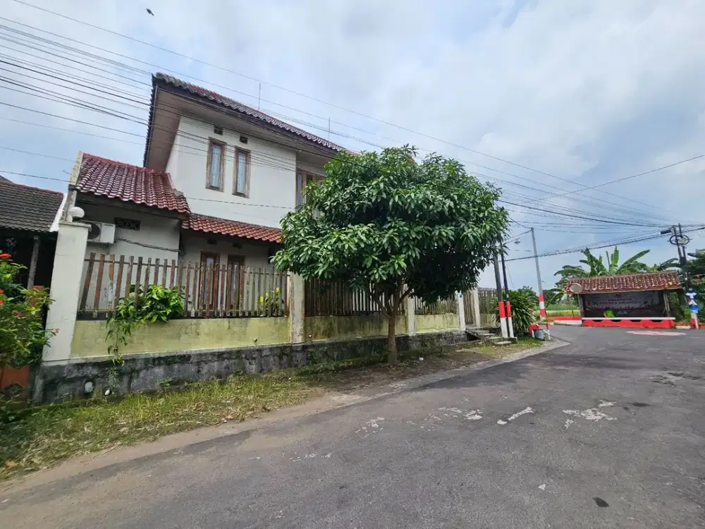 Rumah Tropis Hook Dekat Kampus Ukrim Purwomartani Kalasan Sleman