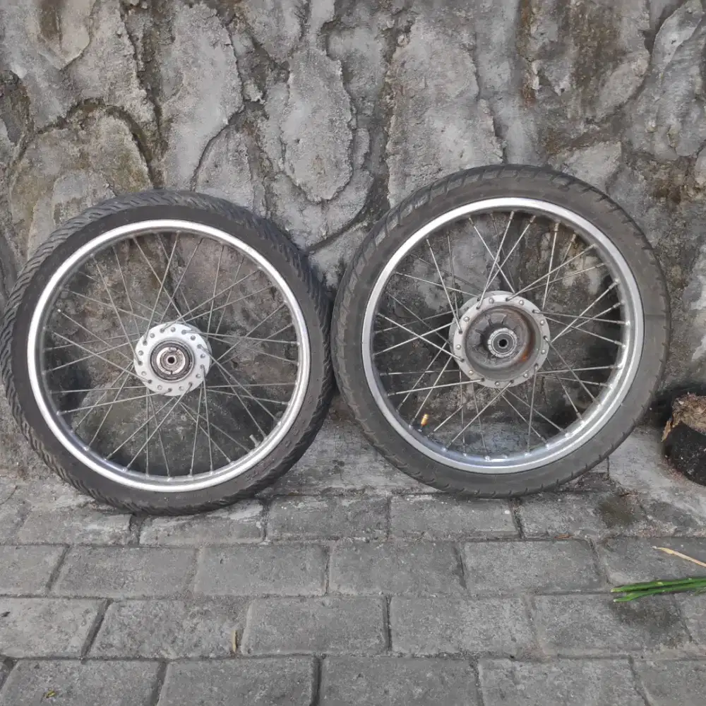 Dijual Ban Bekas Non Tubeless + Velg Jeruji