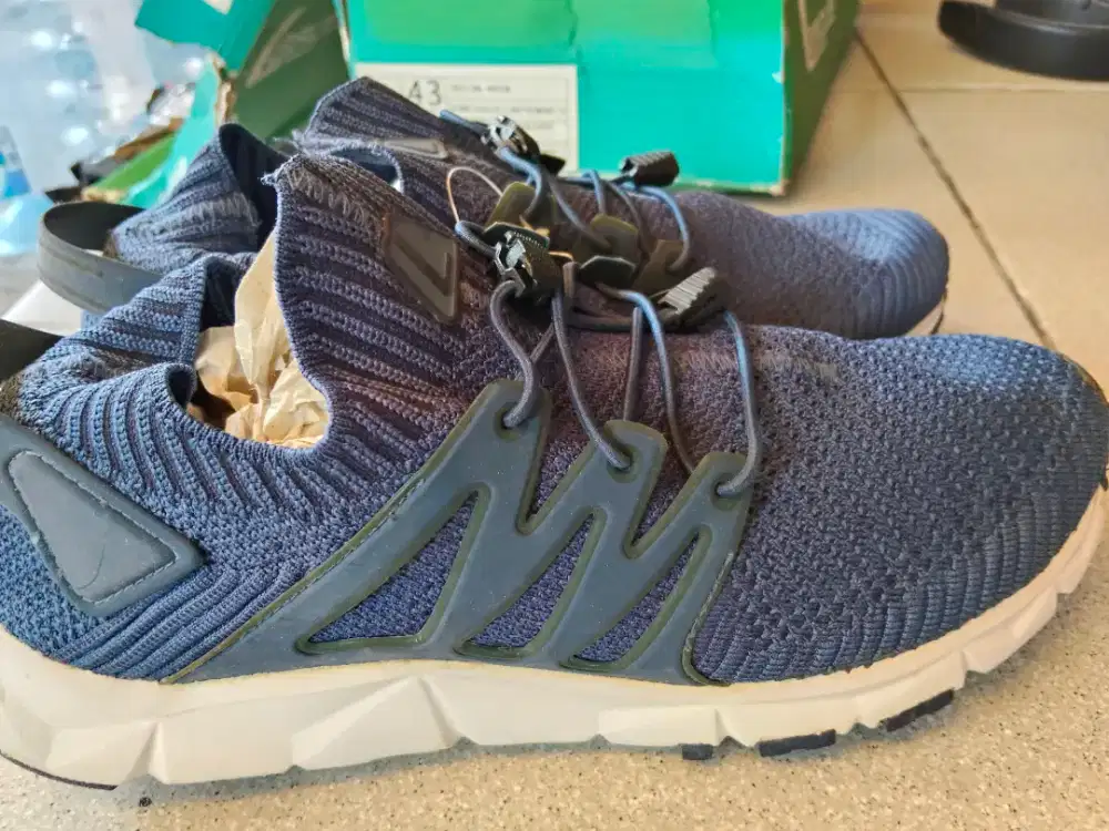 Sepatu league baru