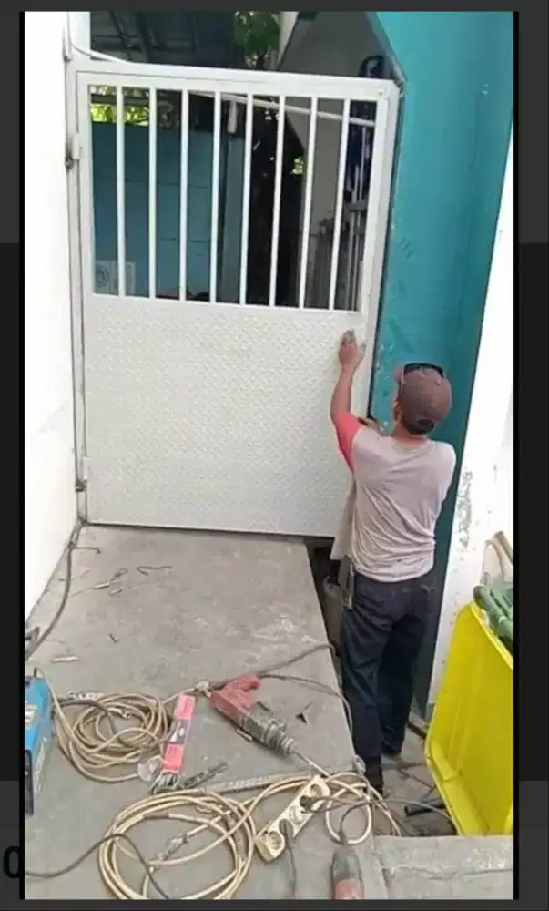Pintu plat bordes holo