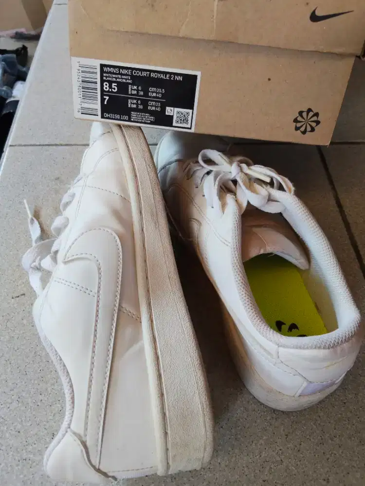 Sepatu Nike putih