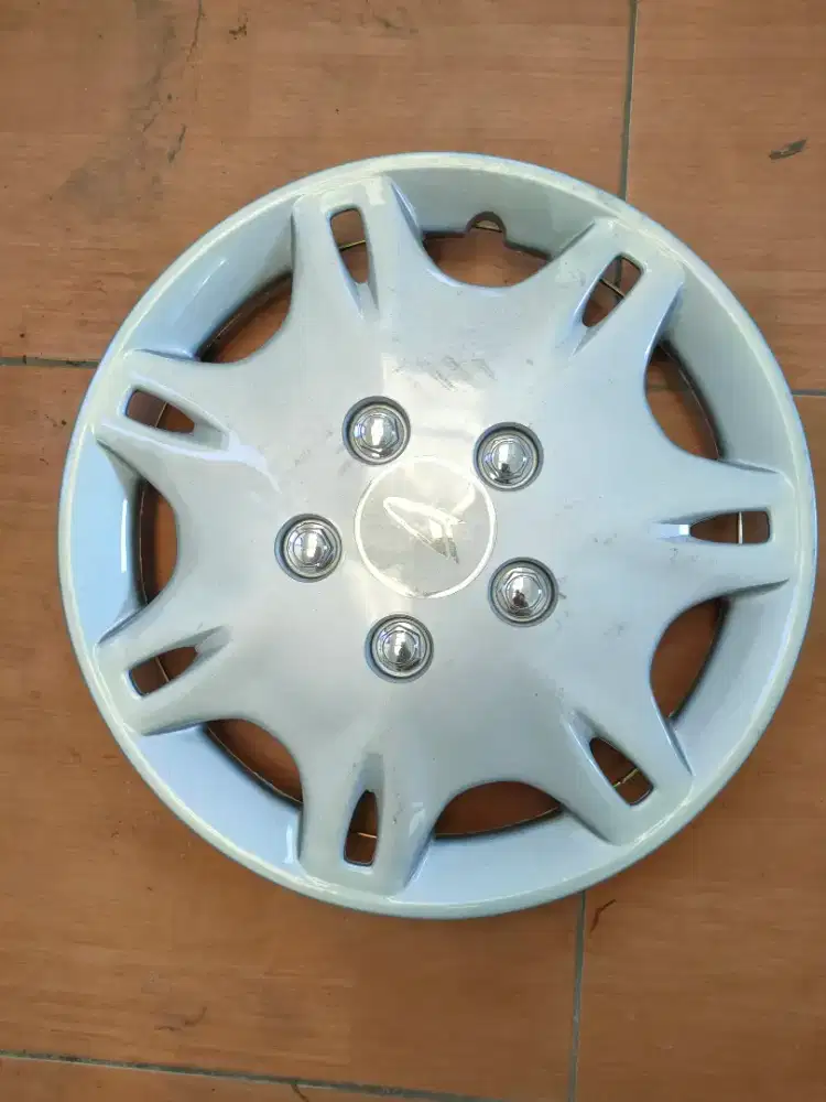 Penutup velg mobil Daihatsu ada 4 bh.