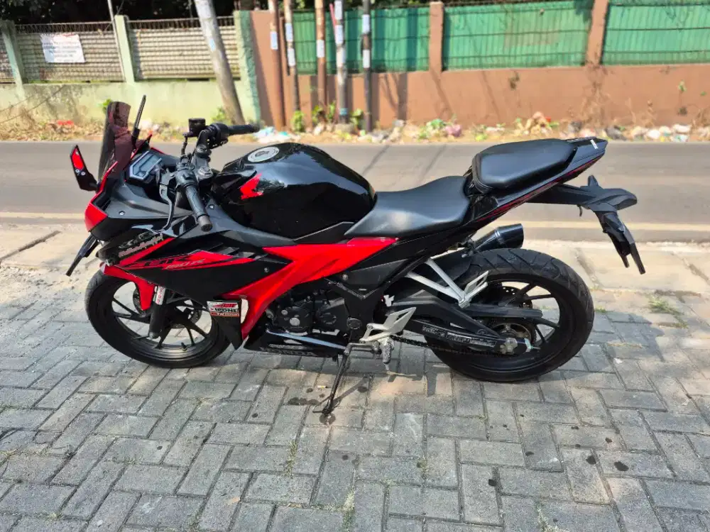 Dijual Honda CBR 150R Facelift tahun 2017 surat lengkap